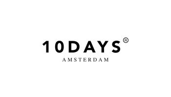 Das Bild zeigt ein minimalistisches Logo mit dem fettgedruckten Text „10DAYS“, gefolgt von einem Symbol für eine eingetragene Marke. Darunter steht in kleineren Großbuchstaben „AMSTERDAM“, alles auf weißem Hintergrund.