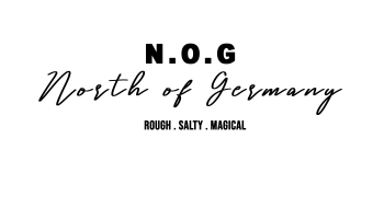 Textbild mit den fettgedruckten Buchstaben „N.O.G“ über der kursiven Schrift „North of Germany“, gefolgt von „ROUGH . SALTY . MAGICAL“ in kleinerer Schrift.