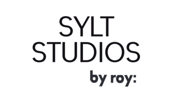 Textlogo mit der Aufschrift „SYLT STUDIOS by roy:“ in fetter, moderner Schriftart auf weißem Hintergrund.