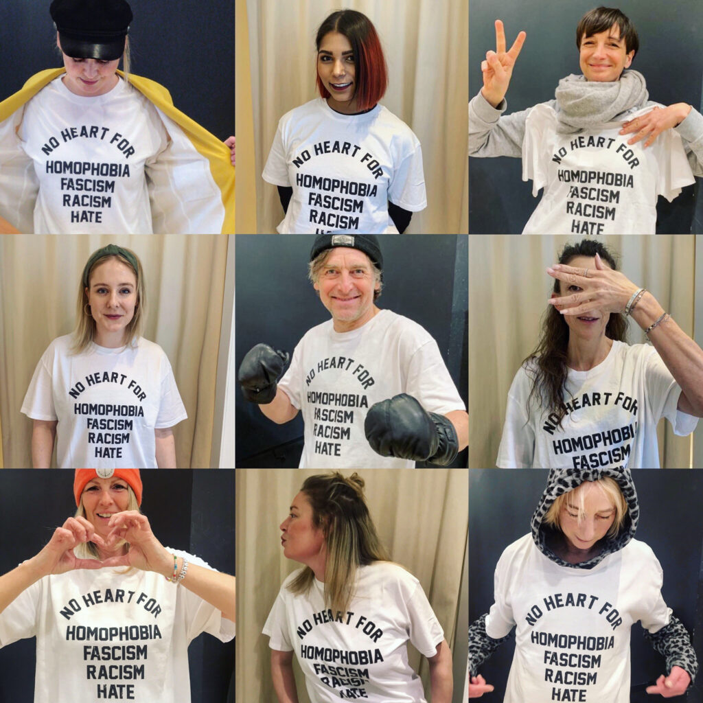 Eine Collage von neun Personen, die weiße T-Shirts mit dem Text „Kein Herz für Homophobie, Faschismus, Rassismus, Hass“ tragen. Jede Person posiert anders, manche gestikulieren mit den Händen und manche tragen Schals oder Hüte. Der Hintergrund ist schlicht.