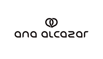 Das Bild zeigt das Logo von „Ana Alcazar“ in einer stilisierten schwarzen Schriftart mit einem herzförmigen Design über dem Text, alles auf einem weißen Hintergrund.