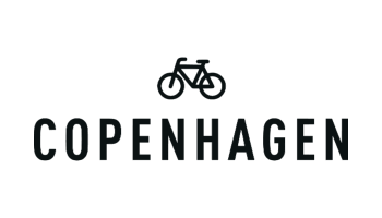 Der Text „Kopenhagen“ wird in fetten Großbuchstaben angezeigt. Über dem Text befindet sich eine einfache schwarze Strichzeichnung eines Fahrrads. Das Gesamtdesign ist minimalistisch und auf einem weißen Hintergrund zentriert.