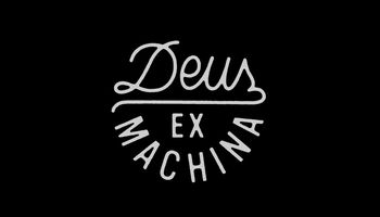 Das Bild zeigt den Text „Deus Ex Machina“ in einer stilisierten Schriftart auf schwarzem Hintergrund.