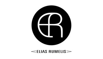 Schwarzes, kreisförmiges Logo mit stilisierten weißen Buchstaben „ER“ darin. Unter dem Kreis steht in Großbuchstaben der Name „Elias Rumelis“.