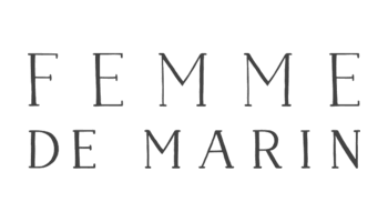 Textlogo mit den Worten „Femme de Marin“ in Serifenschrift auf weißem Hintergrund.