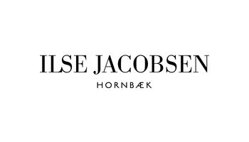 Das Textlogo zeigt „ILSE JACOBSEN“ in fetten Buchstaben und darunter in kleinerer Schrift „HORNBAEK“. Der Hintergrund ist weiß.