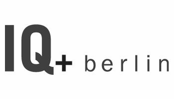 Das Bild zeigt ein Logo mit dem Text „IQ+ berlin“ in stilisierter schwarzer Schrift auf weißem Hintergrund.