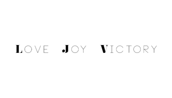 Text „LOVE JOY VICTORY“ in minimalistischer Schriftart mit etwas größeren Buchstaben „L“, „J“ und „V“.