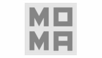 Das Bild zeigt ein Logo mit den Buchstaben „MOMA“ in fetter, grauer Schrift, vertikal und horizontal in einem quadratischen Layout angeordnet. Der Hintergrund ist hellgrau.