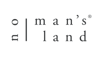 Logo mit den Worten „Niemandsland“ in vertikaler und horizontaler Anordnung. „No“ ist vertikal neben dem Buchstaben „m“ geschrieben, sodass mit dem horizontal geschriebenen „Mannsland“ ein kreuzähnliches Muster entsteht.