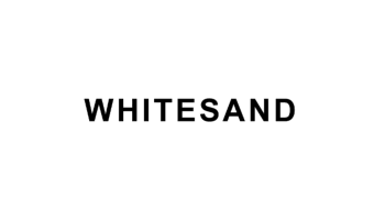 Das Bild zeigt das Wort „WHITESAND“ in fetten, schwarzen Großbuchstaben zentriert auf einem schlichten weißen Hintergrund.