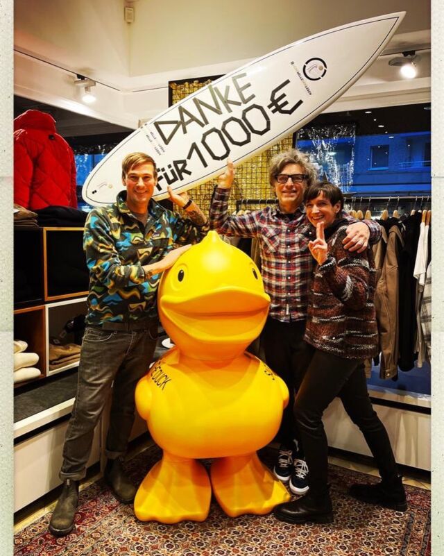 Wir fROYen uns, Gutes tun zu können: Bei der limitierten „special edition“ SAVE THE DUCKxROY gehen von jeder verkauften Jacke 10 € an einen Sylter Verein!
Für 2022 konnte so dem Verein MEER LEBEN e.V. so eine 1000€-Spende  gewidmet werden!  Die von dem Sylter Sporttherapeuten Florian Gränert und der Kinderkrebsstiftung angebotenen STAY STRONG SURF CAMPS stärkt betroffene Kinder nachhaltig für einen Weg zurück in einen normalen Alltag. Mehr Informationen auf www.meerleben-ev.de

Die ROY-Crew wünscht allen Syltern, Gästen und Kunden wunderschöne Weihnachten⭐️