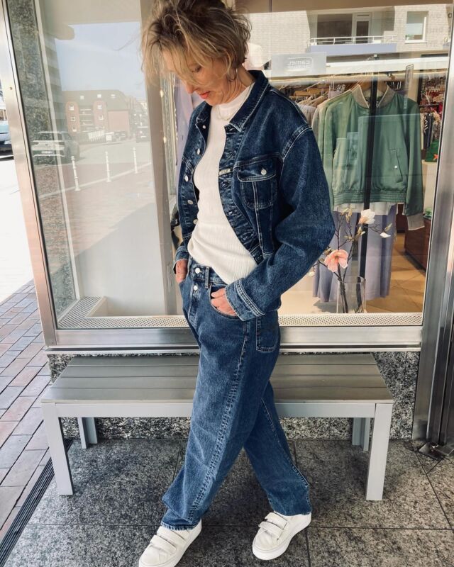 UNSERE NEUEN JEANS-ARRIVALS🗣️🗣️
Im ersten Bild trägt Annette die 901 von Replay (wer kennt sie noch?🤗)und passend dazu die Jeans Jacke ✨. Im zweiten Bild trägt Carla die neue Pepe
Wide Leg und dazu eine Bluse von Fil Noir🪩. 
Zu letzt trägt Claudia im dritten Bild eine Hose von The Nim und passend dazu ein Langarm von Elias
Rumelis 🫧.
Schaut gerne bei uns vorbei 🙂 Wir fROYen uns auf Euch✌🏼✌🏼. #sylt #shopping